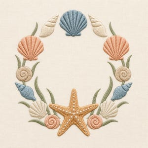Op de afbeelding: Een borduurontwerp met een cirkelvormige krans van schelpen en een zeester. Het arrangement bevat sint-jakobsschelpen, spiraalschelpen en kegelschelpen in tinten blauw, perzik en crème, geaccentueerd met groen zeewier op een crèmekleurige stof.