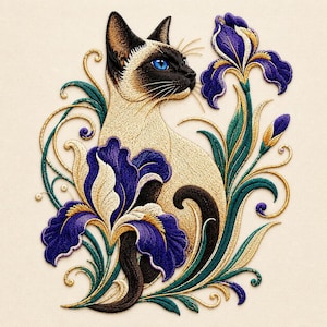 Könnte beinhalten: Ein detailliertes Stickdesign, das eine Siamkatze mit leuchtend blauen Augen zeigt, umgeben von dunkelvioletten Schwertlilien, grünen Blättern und goldenen Schnörkeln. Die Katze hat einen cremefarbenen Körper mit dunkelbraunen Abzeichen.