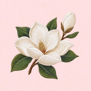 Peut inclure: Un motif de broderie représentant une fleur de magnolia aux grands pétales blancs, un centre texturé jaune-brun et des feuilles vert foncé. Un bouton de magnolia fermé est situé sur une tige brune partant de la fleur, sur un fond rose clair.