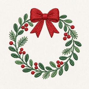 Peut inclure: Un motif de broderie représentant une couronne circulaire composée de feuilles vertes et de petites baies rouges. Un grand nœud rouge texturé est placé au centre supérieur de la couronne. Le motif présente des points de couture visibles.