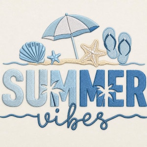 Op de afbeelding: Een zomerontwerp met een blauw-witte gestreepte parasol, slippers, schelpen en zeesterren op een zandstrand. De woorden "SUMMER vibes" worden in het blauw weergegeven, wat een gevoel van ontspanning en vakantie oproept.