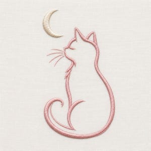 Peut inclure: Un motif de broderie représentant le contour au fil rose d'un chat assis de profil, avec une queue courbée et des moustaches. Au-dessus du chat se trouve un petit croissant de lune brodé avec un fil beige clair sur un tissu blanc.
