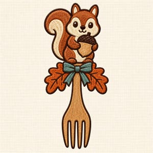 Può includere: Una toppa ricamata raffigurante uno scoiattolo marrone che tiene una ghianda beige. Lo scoiattolo è posizionato sopra un manico di forchetta in legno decorato con due foglie di quercia arancioni e un fiocco blu ottanio. Ricamo molto dettagliato.