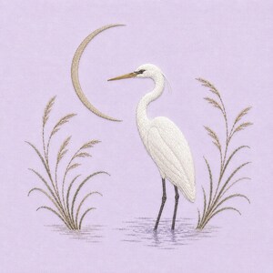 Peut inclure: Une broderie sur tissu violet clair représentant une aigrette blanche debout dans l'eau. L'oiseau est entouré de deux touffes d'herbes hautes et fines de couleur beige. Au-dessus de l'aigrette se trouve un croissant de lune en fil doré.