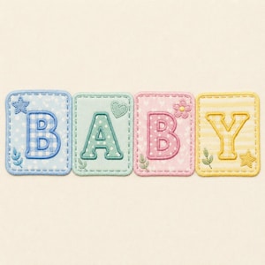 Peut inclure: Quatre écussons en tissu rectangulaires disposés horizontalement, formant le mot BABY. Chaque écusson présente une couleur pastel distincte, incluant vichy bleu, pois vert menthe, cœurs roses et rayures jaunes, avec des lettres et motifs brodés.