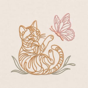 Może przedstawiać: Kapryśna ilustracja kota bawiącego się z motylem. Kot jest oddany w ciepłym, złoto-brązowym kolorze ze skomplikowanymi detalami linii, a motyl jest w kolorze miękkiego różu. Kot siedzi na zielonych liściach.