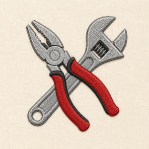 Pode incluir: Um emblema bordado apresentando um par de ferramentas cruzadas, especificamente um alicate prateado e uma chave inglesa ajustável prateada. Ambas as ferramentas possuem cabos vermelhos vibrantes com detalhes pretos, feitos com bordado detalhado em tecido claro.