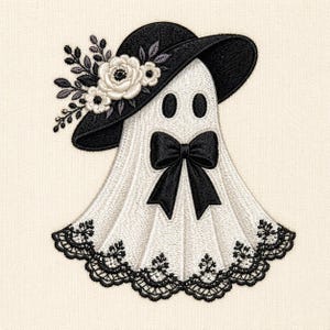 Pode incluir: Um bordado de uma figura de fantasma usando um chapéu preto de aba larga adornado com flores brancas e folhas escuras. O fantasma apresenta dois olhos ovais, um laço preto proeminente no pescoço e uma bainha com renda preta detalhada.