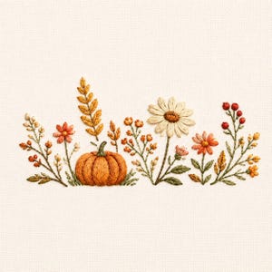 Könnte beinhalten: Eine Stickerei auf cremefarbenem Stoff mit einem zentralen orangefarbenen Kürbis, umgeben von herbstlichen botanischen Elementen wie gelben Blättern, kleinen orangefarbenen Blumen, einem großen weißen Gänseblümchen und roten Beeren.