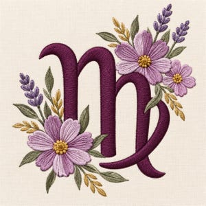 Könnte beinhalten: Ein gestickter Kleinbuchstabe m in dunkelviolettem Garn, umgeben von einem Blumenarrangement mit hellvioletten Blüten mit gelben Zentren, Lavendelzweigen und grünen Blättern auf einem cremefarbenen Stoffhintergrund.