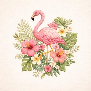 Op de afbeelding: Geborduurd ontwerp van een roze flamingo met een zwarte snavel en gele poten, omringd door tropische bloemen en groene bladeren. De bloemen, waaronder hibiscus en frangipani, staan tegen een crèmekleurige achtergrond, wat een kleurrijk beeld creëert.