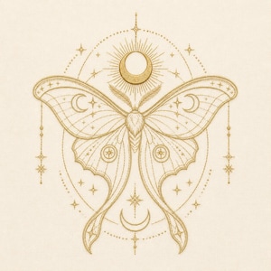 Puede incluir: Ilustración dorada de una polilla con elementos celestiales. Las alas de la polilla presentan lunas crecientes y estrellas, rodeadas por un diseño circular con un sol y más estrellas. Líneas y detalles delicados crean una estética etérea y mística.