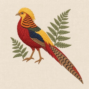 Peut inclure: Une broderie représentant un faisan doré avec une crête jaune vif, des plumes de cou orange et noires, une poitrine rouge et une longue queue à motifs. L'oiseau est placé à côté de deux frondes de fougère vertes sur un fond en tissu clair.