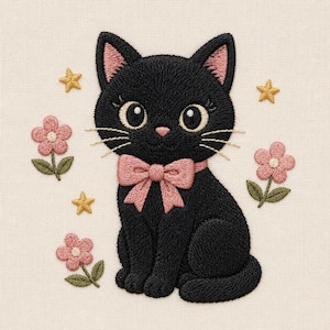 Peut inclure: Un écusson brodé représentant un chat noir aux grands yeux, avec un nez rose et un nœud papillon rose. Le chat est entouré de trois petites fleurs roses à tiges vertes et de trois étoiles jaunes, le tout brodé sur un tissu crème clair.