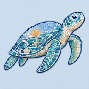 Può includere: Una toppa ricamata a forma di tartaruga marina su sfondo azzurro. Il guscio presenta una scena dettagliata con un sole giallo, nuvole bianche, onde blu, una stella marina beige, una conchiglia bianca e corallo bianco con uccelli.
