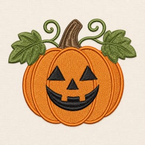 Puede incluir: Un parche bordado de calabaza de Halloween en color naranja brillante con un tallo marrón, ojos triangulares negros, una nariz pequeña triangular y una boca ancha y sonriente en negro, flanqueada por dos hojas verdes y zarcillos.