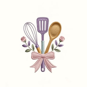 Könnte beinhalten: Gesticktes Design mit Schneebesen, Pfannenwender und Löffel in Lila- und Goldtönen, gebunden mit einer rosa Schleife. Zwei rosa Rosen und grüne Blätter akzentuieren die Küchenutensilien und schaffen ein charmantes, floralthematisches Design.