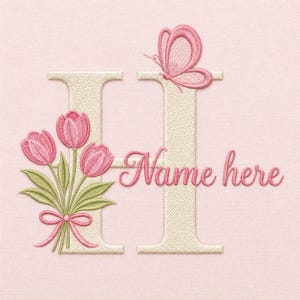 Puede incluir: Diseño bordado con la letra "H", un ramo de tulipanes rosas y una mariposa. El texto "Name here" está en cursiva. El diseño está sobre un fondo rosa claro.