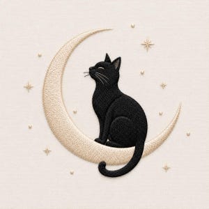 Pode incluir: Um design de bordado apresentando um gato preto sentado em uma lua crescente. A lua é costurada com fio bege claro em um padrão texturizado. Pequenas estrelas bege e pontos circulares estão espalhados ao redor do gato e da lua no tecido.