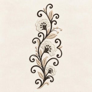Könnte beinhalten: Ein Stickmuster mit drei weißen Blüten mit dunklen Mitten, verbunden durch dunkelbraune, geschwungene Stiele und hellbeige Blätter. Das Muster ist in einer vertikalen, fließenden Komposition auf einem cremeweißen Stoffhintergrund angeordnet.