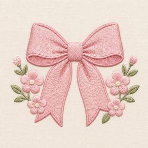 Puede incluir: Un diseño de bordado que presenta un gran lazo rosa central con un patrón de puntada texturizada. El lazo está flanqueado a ambos lados por pequeñas flores rosas de cinco pétalos con centros crema, acompañadas de hojas verdes en tallos finos.