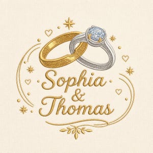 Könnte beinhalten: Gesticktes Design mit zwei Eheringen, einem goldenen und einem silbernen, ineinander verschlungen. Das Design enthält die Namen "Sophia & Thomas" in eleganter Schrift, umgeben von Sternen, Herzen und dekorativen Verzierungen. Der Hintergrund ist hellbeige.