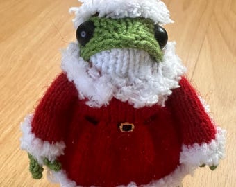サンタのカエルぬいぐるみ かぎ針編みのパターン - サンタカエルのフィポ、カエルのぬいぐるみ