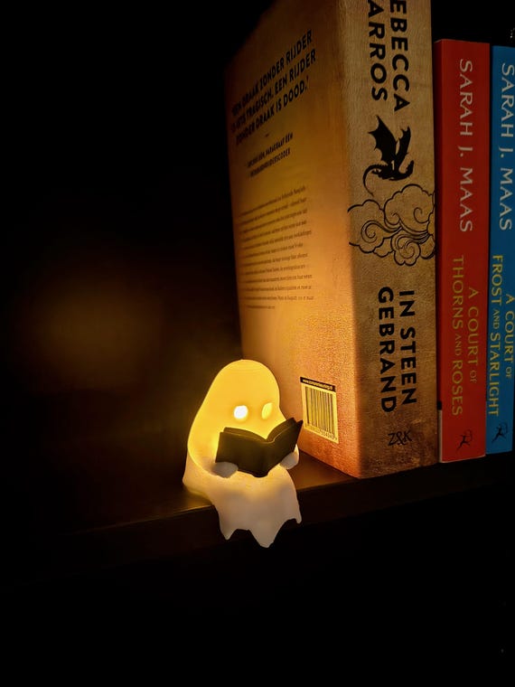Lichtgevend lezend spookje | Schattige decoratie voor boekenplank | Halloween lamp van een geest met een boek