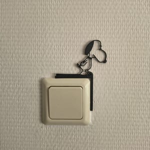 Decorazione per interruttore della luce di Snoopy | Si illumina al buio o di nero | Regalo per i fan dei Peanuts | Decorazione da parete
