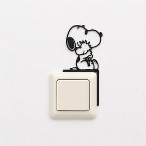 Könnte beinhalten: Ein schwarzer Wandaufkleber aus Metall, der die Zeichentrickfigur Snoopy zeigt, wie sie Woodstock umarmt, platziert direkt über einem quadratischen, cremeweißen Lichtschalter. Das ausgeschnittene Design ist dünn und flach.