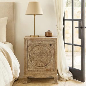 Comodino in legno di mango intagliato a mano Elegante comodino in legno massello con intricati dettagli intagliati artigianalmente