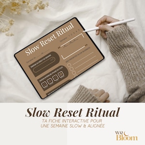 Peut inclure: Une fiche interactive numérique marron avec le texte "Slow Reset Ritual". Elle comprend des sections pour l'énergie, les priorités et les phases saisonnières. Un stylet blanc est tenu au-dessus de la fiche.