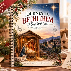 Op de afbeelding: Een spiraalgebonden digitaal product getiteld Journey to Bethlehem 15 Days With Jesus, met een illustratie van een kerststal met een kribbe, figuren en een stad op de achtergrond. De omslag bevat tekst, hulst-accenten en een sterrenhemel.