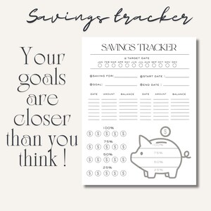 Pode incluir: Um rastreador de poupança branco imprimível com o texto "Savings Tracker" e "Seus objetivos estão mais perto do que você pensa!" O rastreador inclui seções para data alvo, poupança, meta e um gráfico de cofrinho.