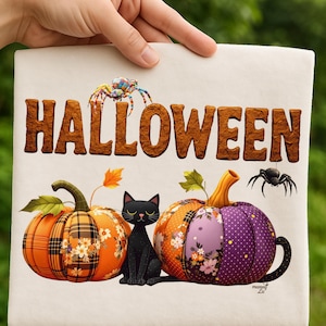 Pode incluir: Um design com tema de Halloween com a palavra "HALLOWEEN" em letras castanhas texturizadas. Duas abóboras com padrões xadrez e florais ladeiam um gato preto. Aranhas e folhas de outono completam a cena festiva.