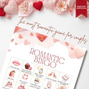 Puede incluir: Una hoja de juego imprimible "Romantic Bingo" con un diseño de acuarela. El juego presenta casillas con indicaciones como "Beso de 10 segundos" y "Comparte un sueño que tienes". El texto "El juego más romántico para parejas" está escrito en la parte superior.