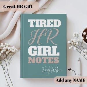 Könnte beinhalten: Ein tealfarbenes Notizbuch mit festem Einband und weißem sowie hellrosa Text, der TIRED HR GIRL NOTES und den Namen Emily Wilson zeigt. Der Einband verwendet eine kräftige Blockschrift für den Titel und eine Schreibschrift für den Namen.