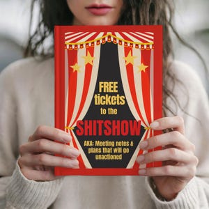 オフィスワーカー向けハードカバーノート - 「Tickets to the Shitshow Red Circus」カバー、上司、プロジェクトチーム、同僚への皮肉たっぷりで面白いギフト