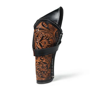 Può includere: Una fondina in pelle nera e marrone con intricate incisioni floreali. La fondina presenta una parte superiore e un cinturino in pelle nera, con cuciture bianche lungo i bordi. Il design è in classico stile western.