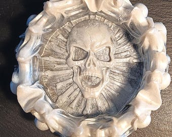 Posacenere decorativo a forma di teschio, portagioie, design gotico con teschio, fiamme e scheletro, bianco e nero