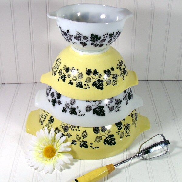 Pyrex Mixing Bowls Nesting Set of 4 - Vintage Cinderella Kitchen Collections - Pressed Flowers / Gooseberry Pattern
