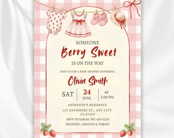 Invito per baby shower a tema frutti di bosco, invito per baby shower a tema fragole, stampa digitale modificabile su Canva con motivo a quadretti rosa.