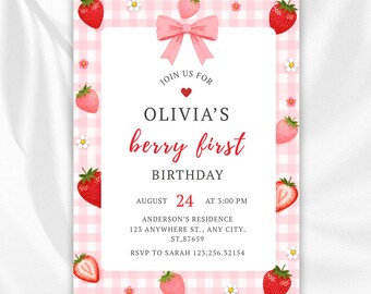 Invito per il primo compleanno a tema frutti di bosco, Invito per il primo compleanno a tema frutti di bosco, Motivo a quadretti rosa fragola, Download digitale modificabile su Canva