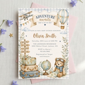 Puede incluir: Una tarjeta de invitación para baby shower con una ilustración en acuarela de un oso de peluche con gafas de aviador, un globo aerostático, un biplano y maletas vintage apiladas. El texto dice ADVENTURE awaits, BABY IS ON THE WAY y Olivia Smith.
