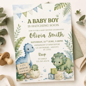 Puede incluir: Una tarjeta de invitación para baby shower con ilustraciones en acuarela de dos dinosaurios, un huevo eclosionando y bloques de letras. El texto dice: A BABY BOY IS HATCHING SOON, JOIN US FOR A BABY SHOWER CELEBRATING Olivia Smith, 25TH JUNE, 5:00PM.