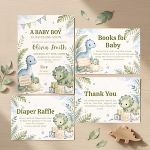 Può includere: Un set di quattro biglietti d'invito per baby shower con illustrazioni ad acquerello di dinosauri, foglie tropicali e blocchi alfabetici. Il testo include A BABY BOY IS HATCHING SOON, Books for Baby, Diaper Raffle e Thank You con i dettagli.