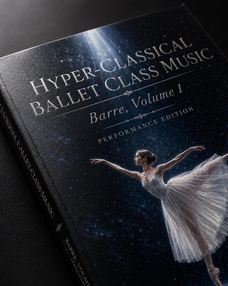 Peut inclure: Un livre intitul&eacute; "HYPER-CLASSICAL BALLET CLASS MUSIC, Barre, Volume 1, PERFORMANCE EDITION" avec une ballerine en robe blanche. La couverture est bleu fonc&eacute; avec un motif &eacute;toil&eacute;.