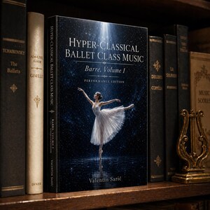 Peut inclure: Un livre intitul&eacute; "Hyper-Classical Ballet Class Music, Barre, Volume 1" avec une ballerine sur la couverture, expos&eacute; sur une &eacute;tag&egrave;re en bois avec d'autres livres. La couverture est bleu fonc&eacute; avec du texte blanc et une ballerine en robe blanche.