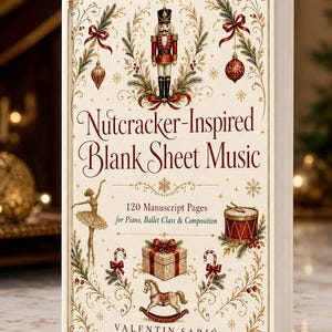 Pode incluir: Um livro de capa dura intitulado Nutcracker-Inspired Blank Sheet Music de Valentin Sarić. A capa creme apresenta um quebra-nozes, uma bailarina, um tambor, um presente e um cavalo de balanço com filigrana dourada, laços vermelhos e ramos de pinheiro.