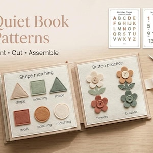 Könnte beinhalten: Ein Quiet Book mit 30 Mustern, mit Formen- und Knopfübungsseiten. Enthält Alphabet-, Zahlen- und Tierseiten. Zubehör: Schere, Filz und Faden. Der Text lautet "Print • Cut • Assemble."